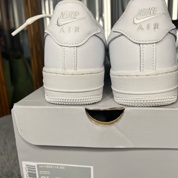 Nike Air Force 1 Triple White GS - Picture 7 of 8